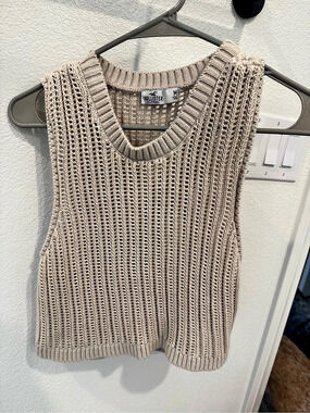 Hollister Knit Sweater Vest in Beige Size Medium Like New